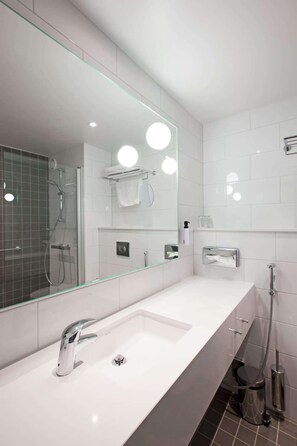 Habitación con 1 cama doble o 2 individuales | Baño | Artículos de higiene personal ecológicos, secador de pelo y toallas