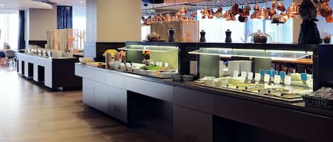 Tägliches Frühstücksbuffet (21 EUR pro Person)