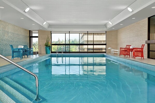 Indoor pool - Delta Hotels by Marriott Calgary Downtown (Calgary)