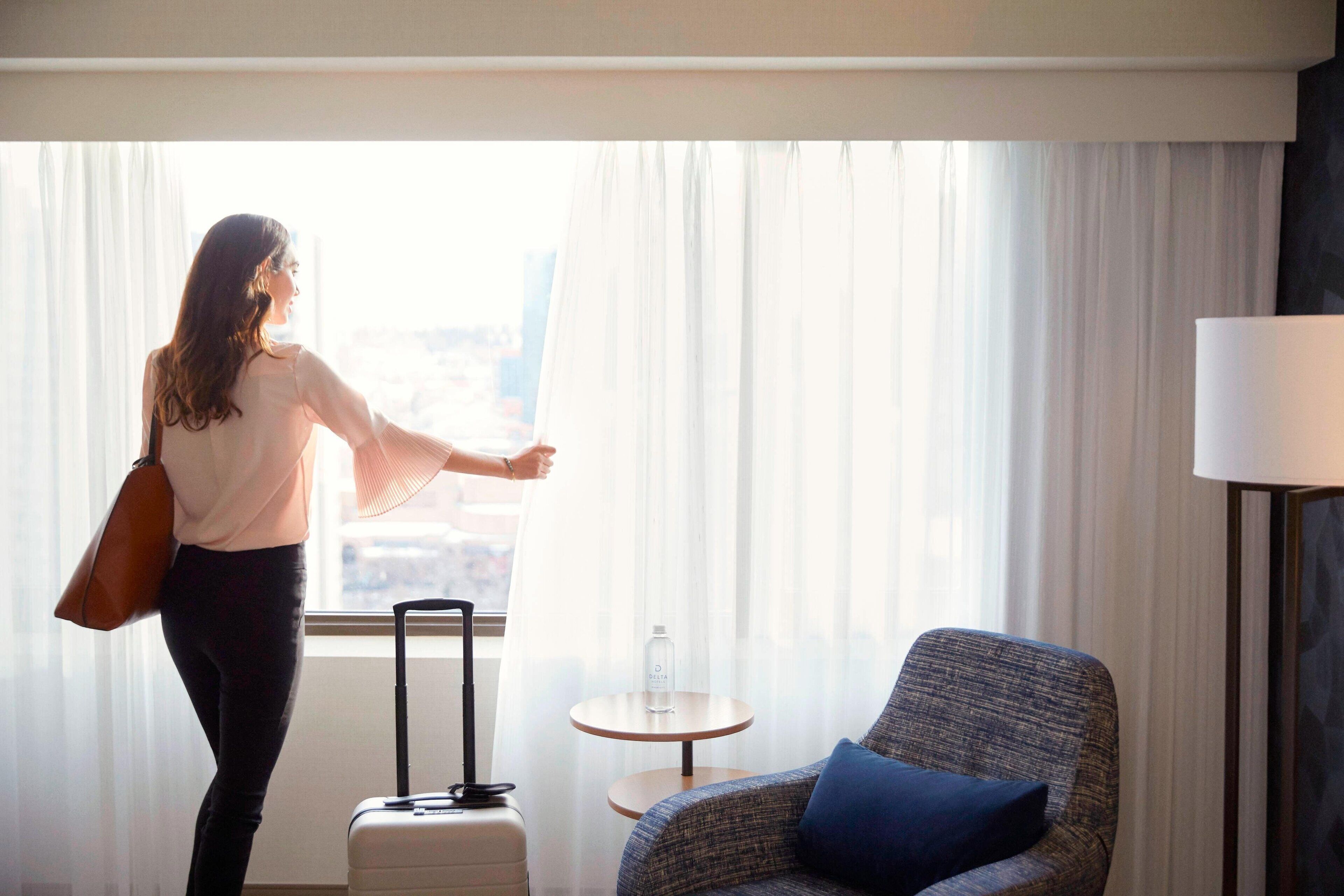 deluxe room, 1 king bed, non smoking, river view | 1 bedroom, hypo-allergenic bedding, down duvets, pillow-top beds