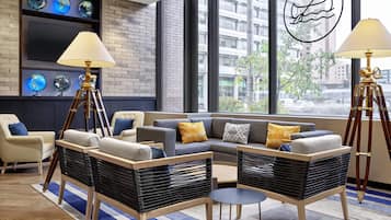 Serveert ontbijt, lunch, diner, internationale gerechten