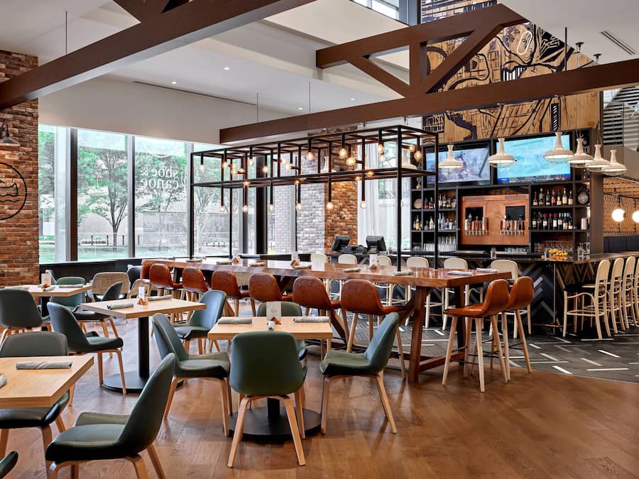 Se sirven desayunos, almuerzos y cenas; cocina internacional