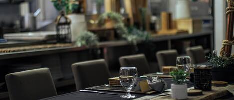 Se sirven desayunos, comidas, cenas y cocina internacional