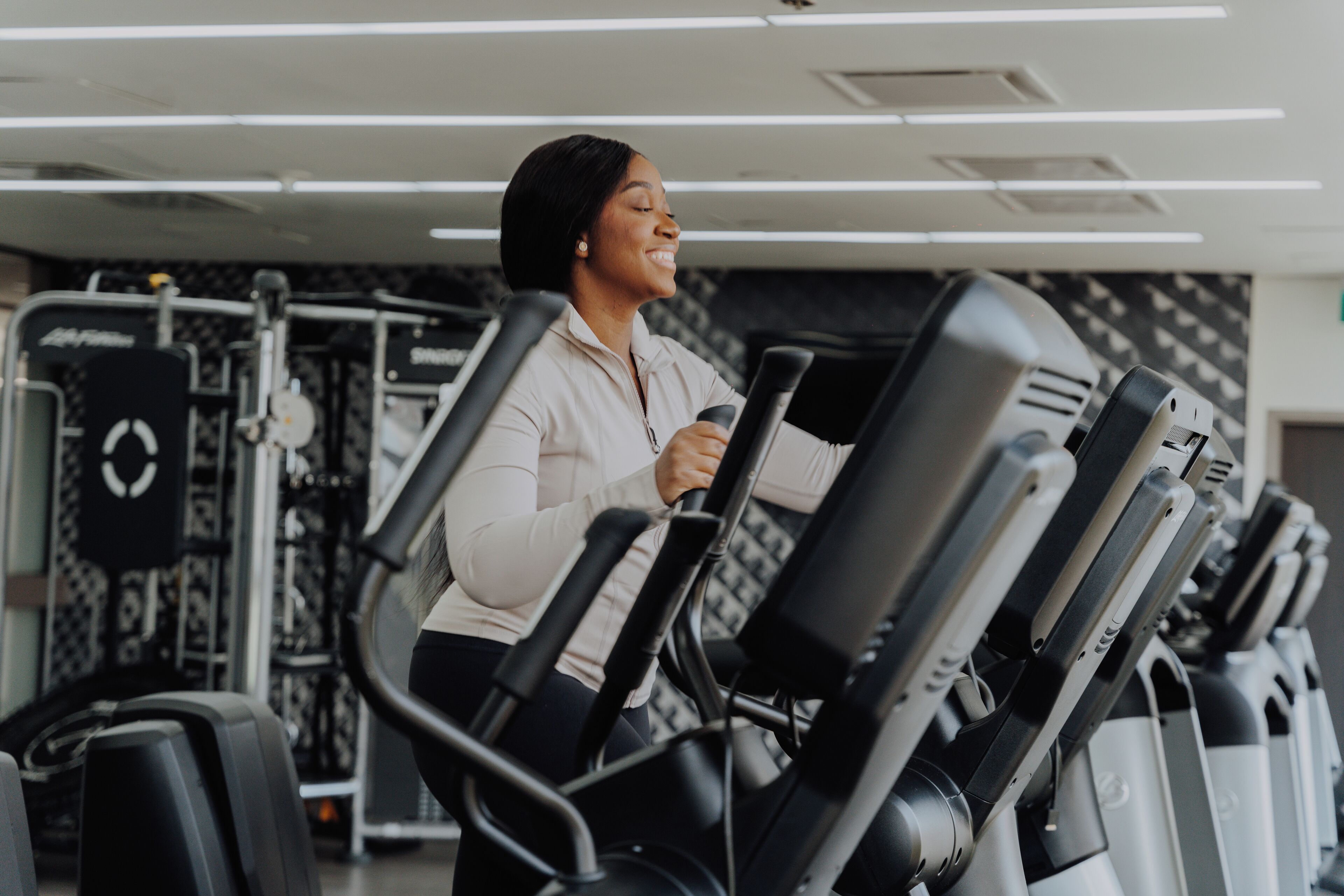 Un gimnasio con cintas de correr y máquinas de pesas.