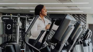 Un gimnasio con cintas de correr y máquinas de pesas.