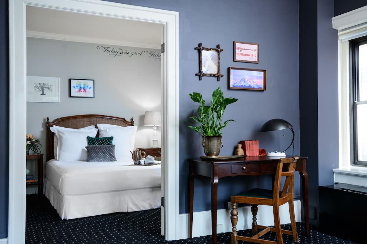 Egyptian cotton sheets, premium bedding, down comforters, pillowtop beds