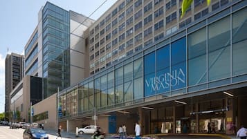 Un edificio moderno con un amplio frente de vidrio y el nombre "Virginia Mason" visible.