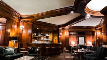 2 bars/lounges