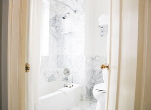 Kombinasi shower/bathtub dan perlengkapan mandi desainer