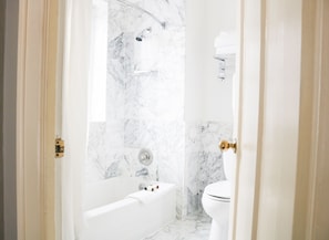 Kombinasi shower/bathtub dan perlengkapan mandi desainer