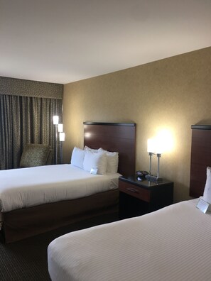 1 dormitori, escriptori i espai de treball apte per a portàtils 