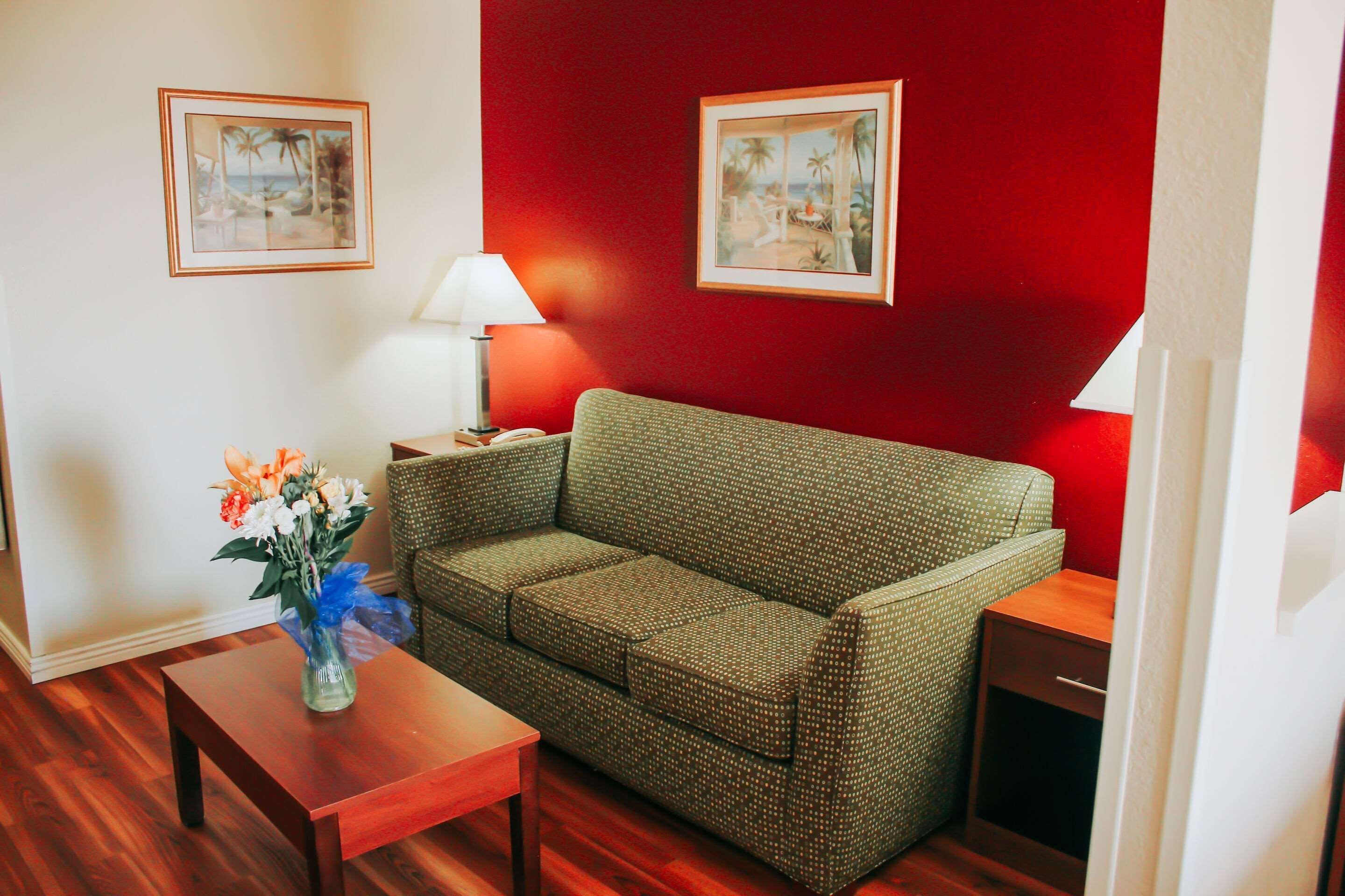 Cofres nos quartos, cortinas blackout, ferros/tábuas de passar roupa