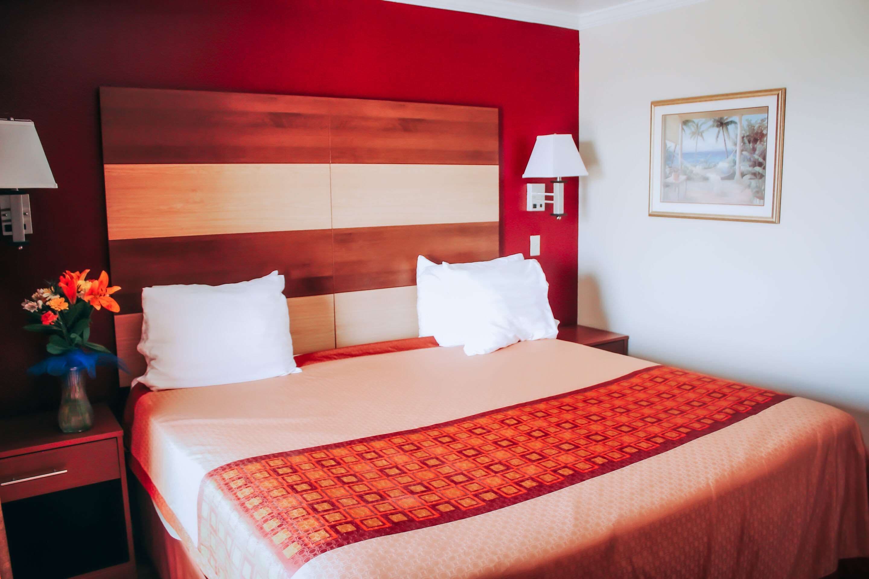 Suíte, 1 cama King, para não fumantes, vista para o lago (No Pets) | Cofres nos quartos, cortinas blackout, ferros/tábuas de passar roupa