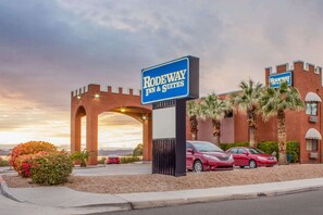 Exterior - Rodeway Inn & Suites Lake Havasu City (Lake Havasu City)