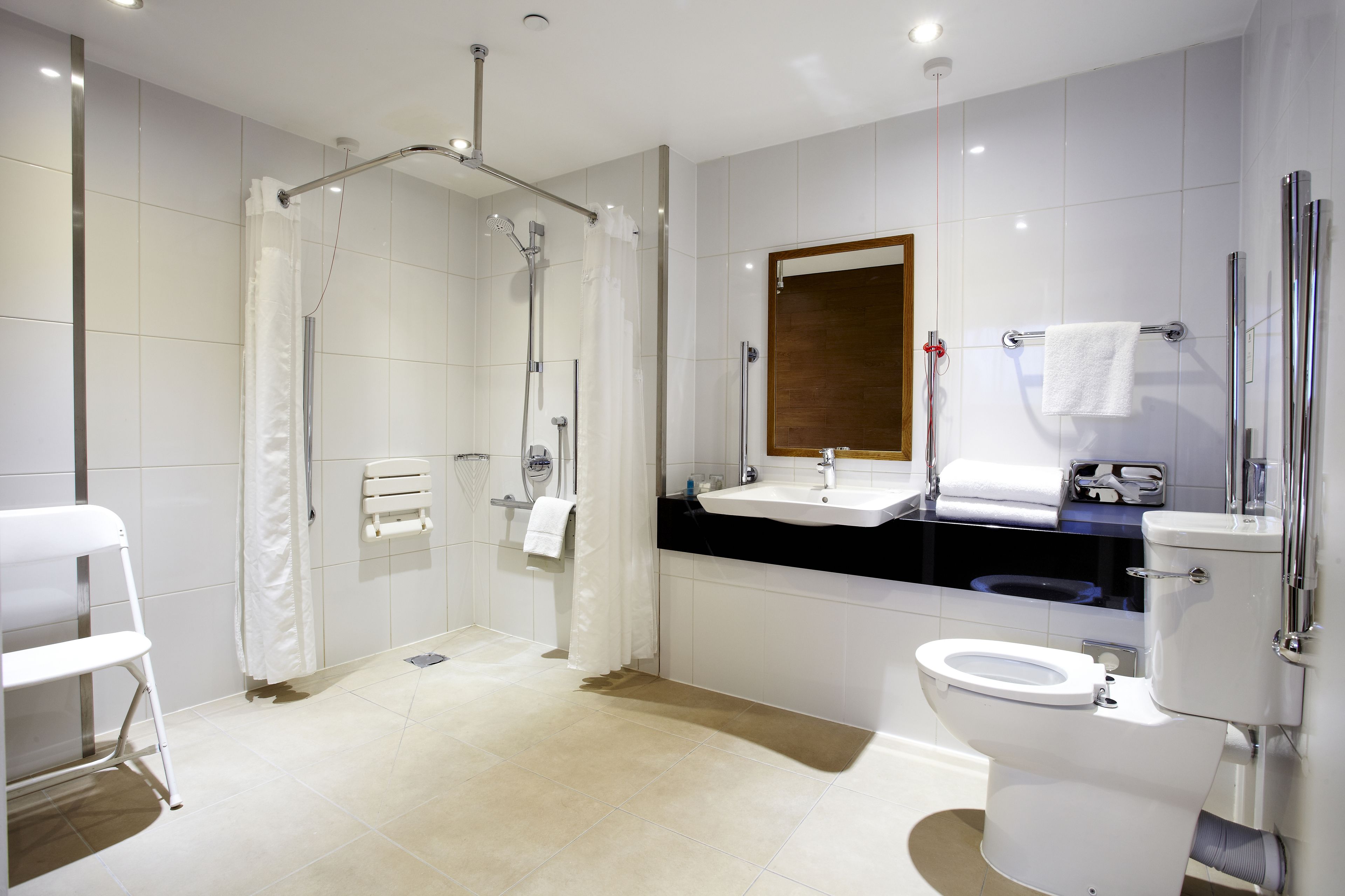 Standard Room, 1 Double Bed, Accessible (Wheelchair) | Bathroom | Free toiletries, hair dryer, towels