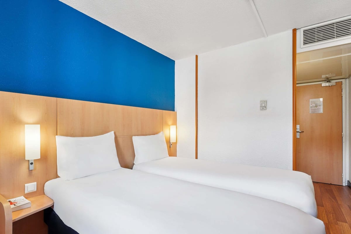 Rom – standard, 2 enkeltsenger | Safe på rommet, skrivebord, lydisolert og strykejern/-brett