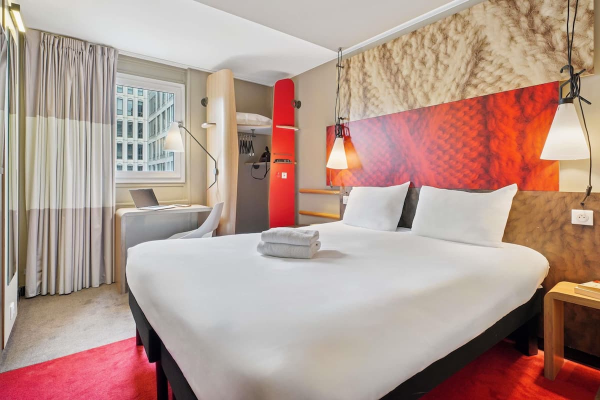 Dobbeltrom – standard, 1 dobbeltseng | Safe på rommet, skrivebord, lydisolert og strykejern/-brett