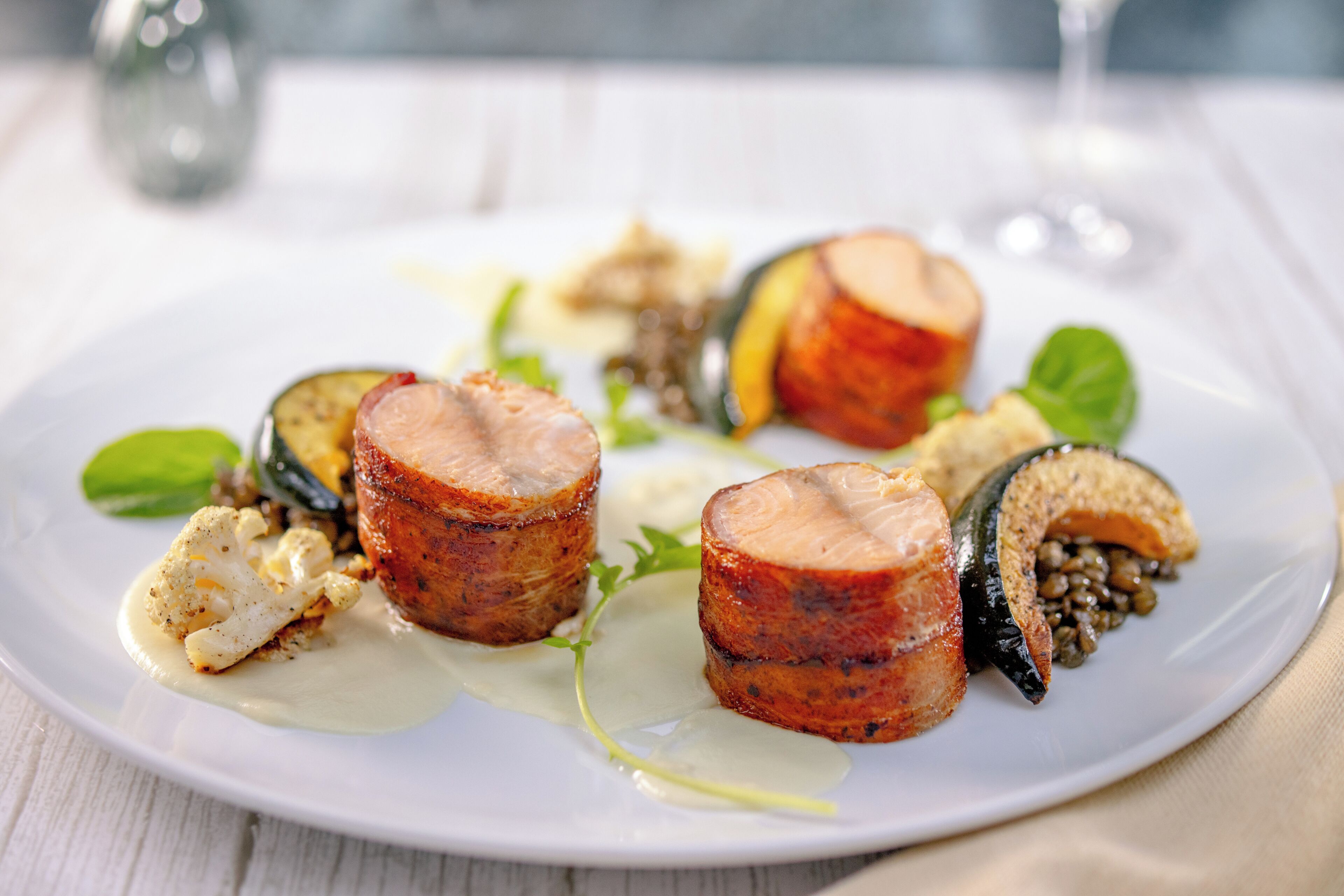 Prato com legumes e carne.