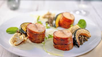 Prato com legumes e carne.