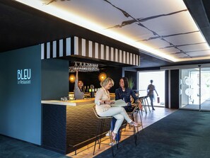 Bar (trong khuôn viên)