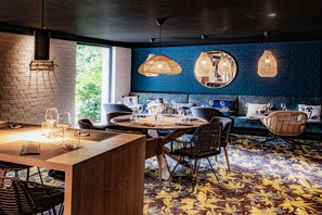 Breakfast, lunch, dinner served; French cuisine 