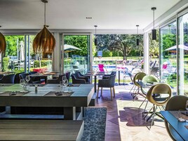 Breakfast, lunch, dinner served; French cuisine 