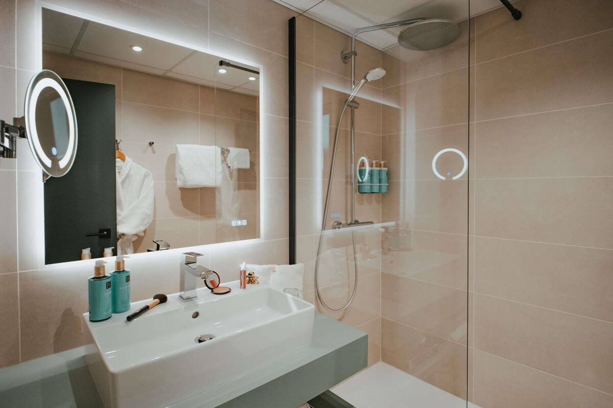 Kamar Eksekutif, 1 Tempat Tidur Queen | Seprai premium, busa memori, brankas, dan meja kerja