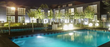 Seasonal outdoor pool, pool loungers