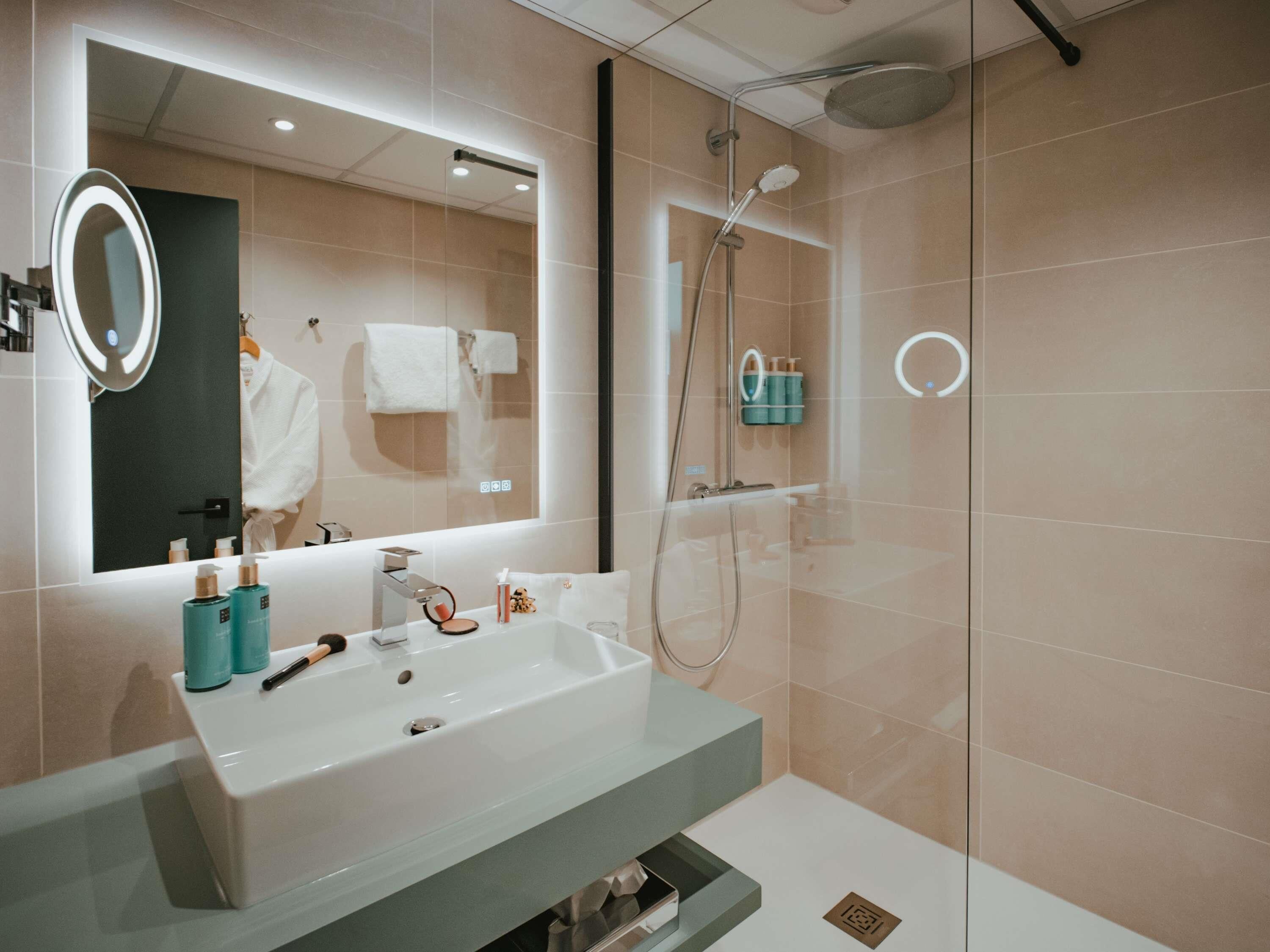 Executive Room, 1 Queen Bed | Premium bedding, memory foam beds, in-room safe, desk