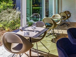 Se sirven desayunos, almuerzos y cenas; cocina francesa