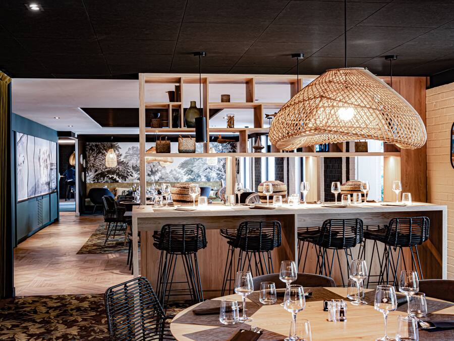 Breakfast, lunch, dinner served; French cuisine