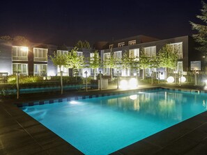 Seasonal outdoor pool, pool loungers