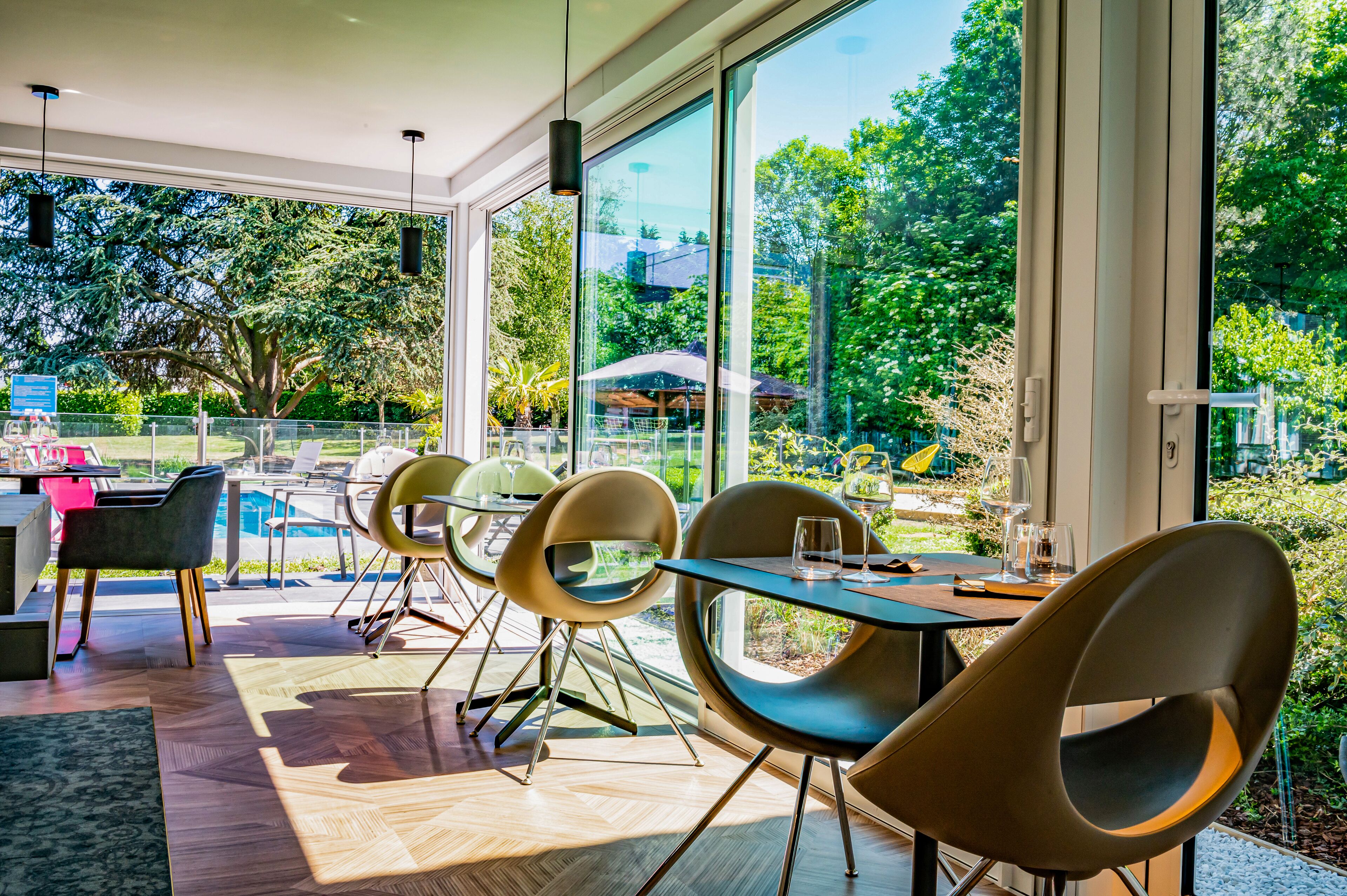 Breakfast, lunch, dinner served; French cuisine 