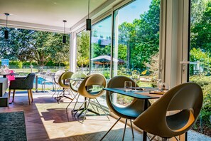 Breakfast, lunch, dinner served; French cuisine 