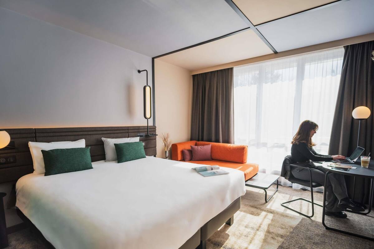 Executive Room, 1 Queen Bed | Premium bedding, memory foam beds, in-room safe, desk
