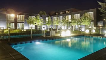 Seasonal outdoor pool, pool loungers