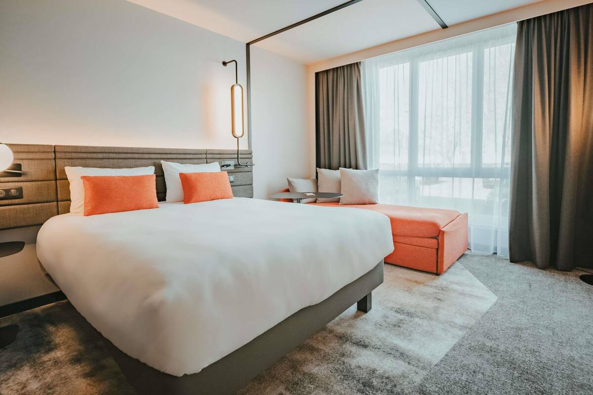 Kamar Superior, 1 Tempat Tidur Queen dengan tempat tidur Sofa | Seprai premium, busa memori, brankas, dan meja kerja