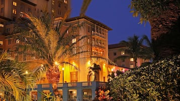 4 restaurants, breakfast, lunch, dinner served; Italian cuisine