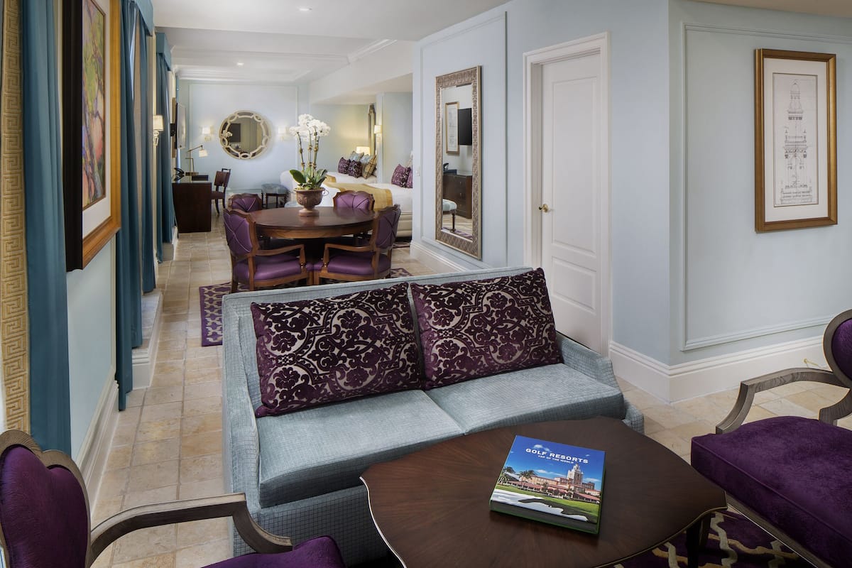 Ropa de cama de alta calidad y minibar