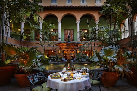 4 restaurants, breakfast, lunch, dinner served; Italian cuisine. Biltmore Hotel - Miami - Coral Gables