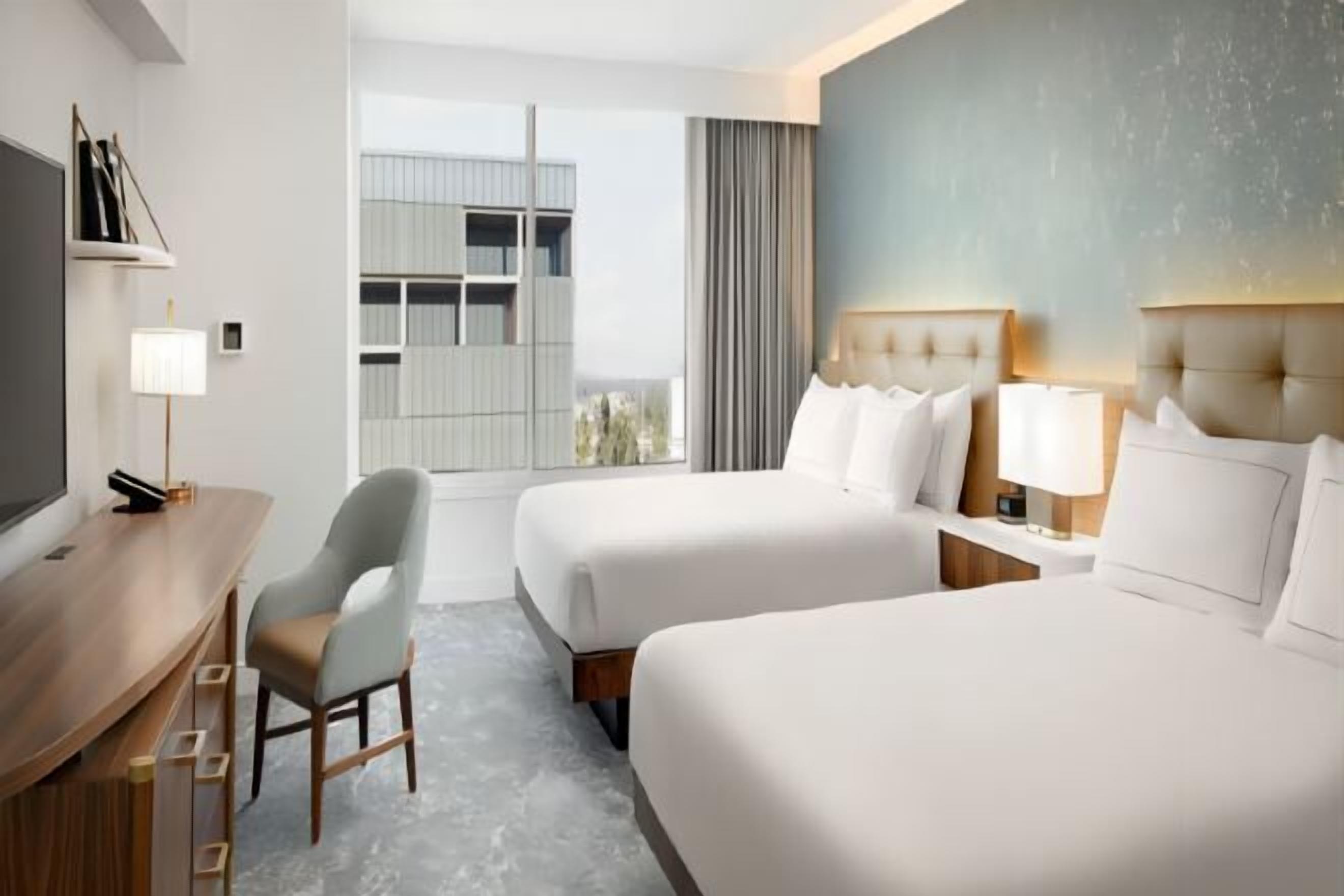 Seprai antialergi, brankas, meja kerja, dan ruang kerja ramah laptop