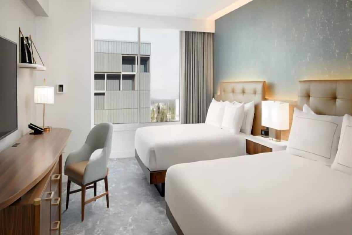 1 kamar tidur, seprai antialergi, brankas, dan meja kerja