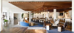 Un espace bar moderne avec un plafond en bois, des sièges et des luminaires suspendus.