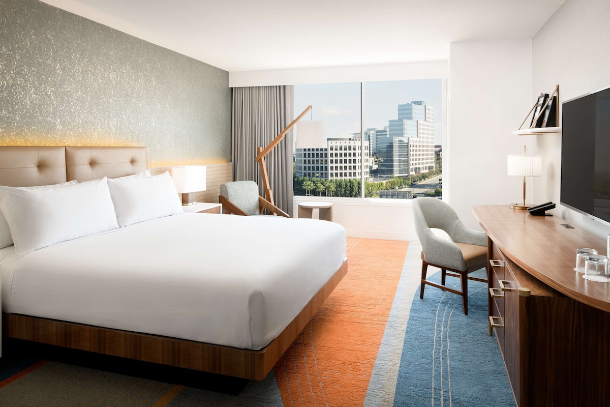 Chambre, 1 très grand lit (Premiere, High Floor) | Literie hypoallergénique, coffre-fort, bureau