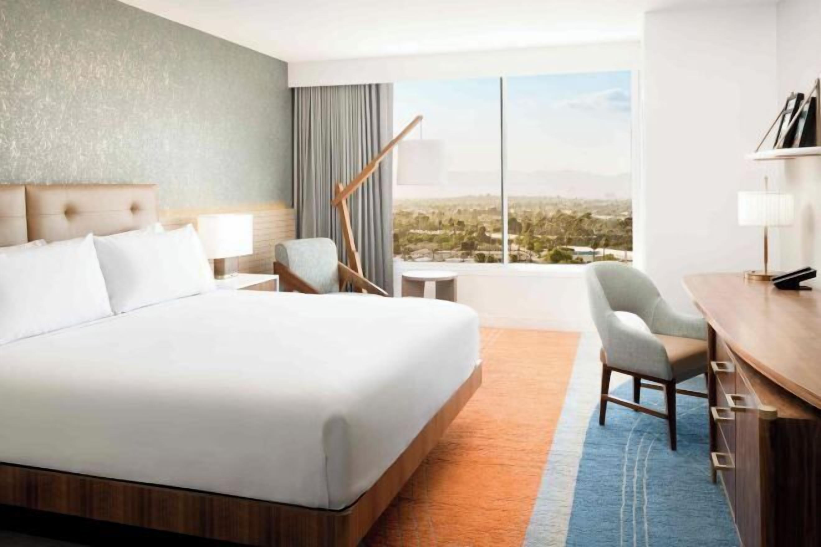 Seprai antialergi, brankas, meja kerja, dan ruang kerja ramah laptop