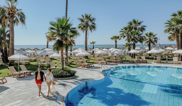 Indoor pool, outdoor pool, pool umbrellas, sun loungers - Golden Bay Beach Hotel (Pyla)