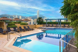 Outdoor pool, pool umbrellas, sun loungers - Sheraton Hong Kong Hotel & Towers (Kowloon)