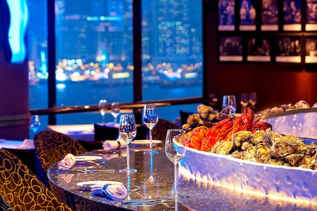 2 bars/lounges