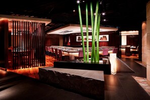 6 restaurants; breakfast, lunch, and dinner served