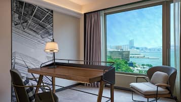 Premium bedding, in-room safe, laptop workspace, blackout drapes